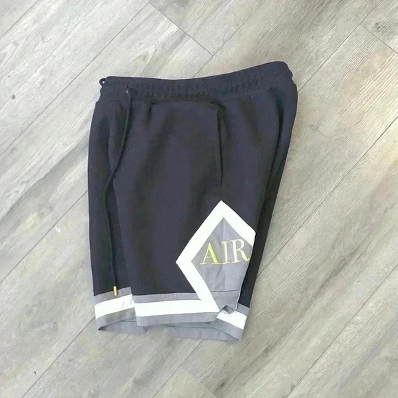 Air Jordan shorts - Picture 4 of 4
